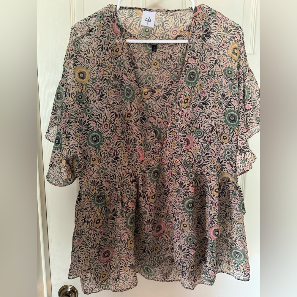 Women’s large cabi blouse. Matching attached tank. Flutter short sleeves.